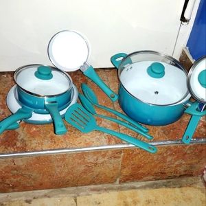 Ceramic Pot set . Fresh out the box. Incompatible with my stove. I have nuwavw